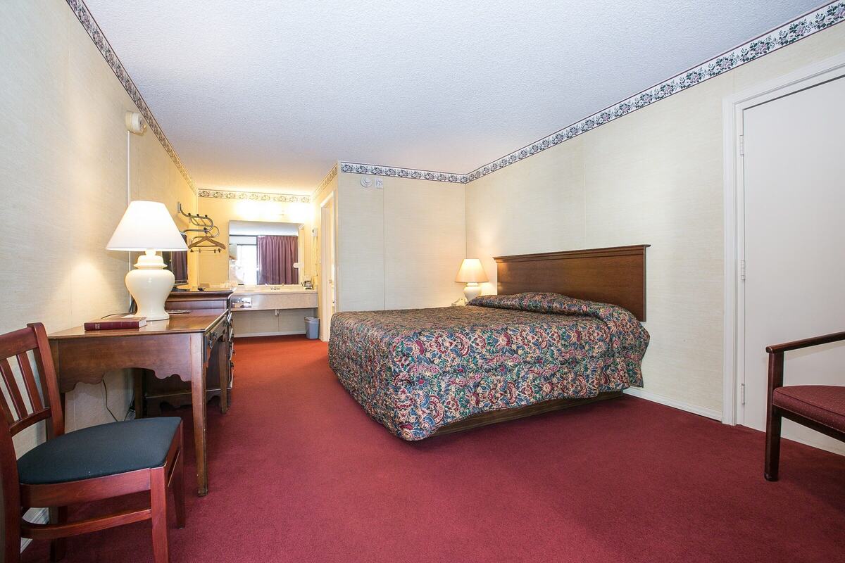 Classic king room with desk and chair